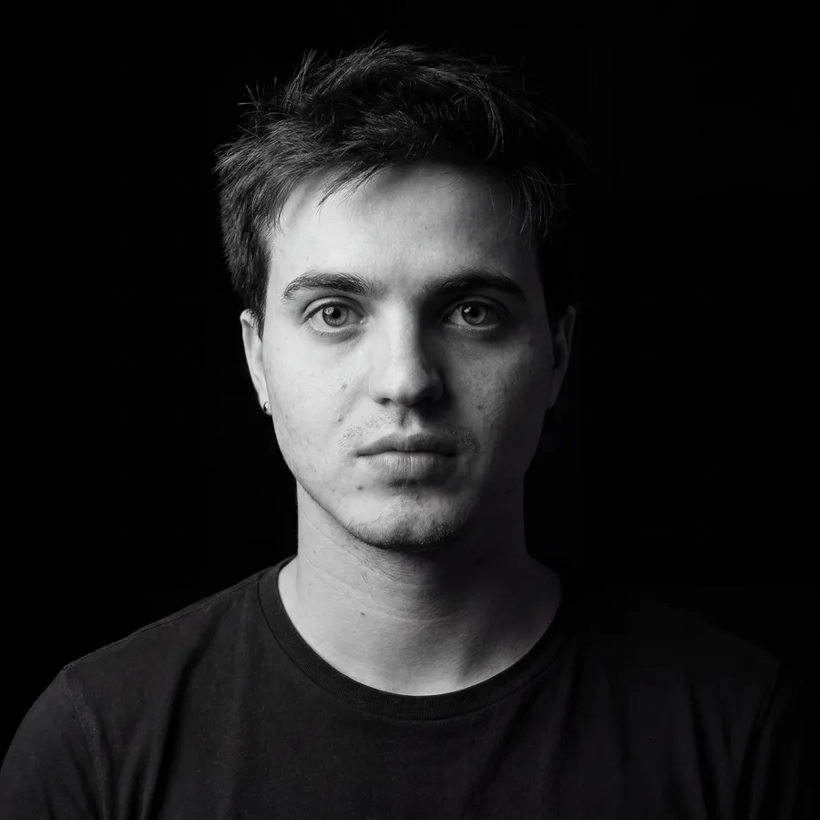 Retrato de Matheus Santos em preto e branco
